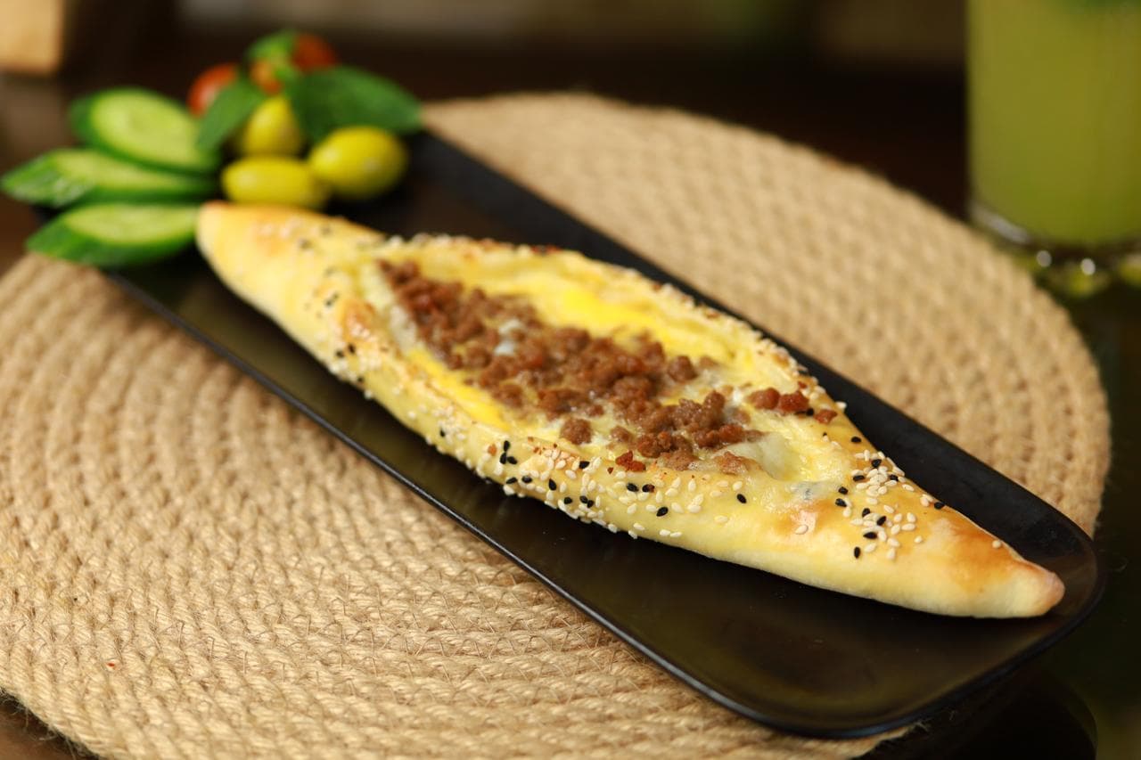 منقوشة قاورما بالبيض مع جبنة